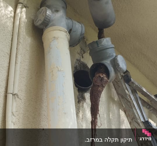 צינורות פלסטיק על גג עם סולם לידם